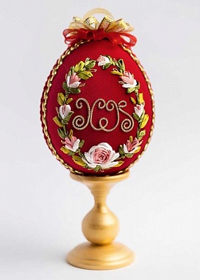 Яйцо пасхальное ручной работы "ХВ" (Розы). На красной ткани с золотой окантовкой (16 см.)