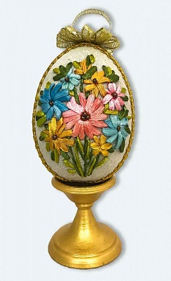 Яйцо пасхальное ручной работы (полевые цветы). На серой ткани с голубой золотой окантовкой среднего размера (12 см.)